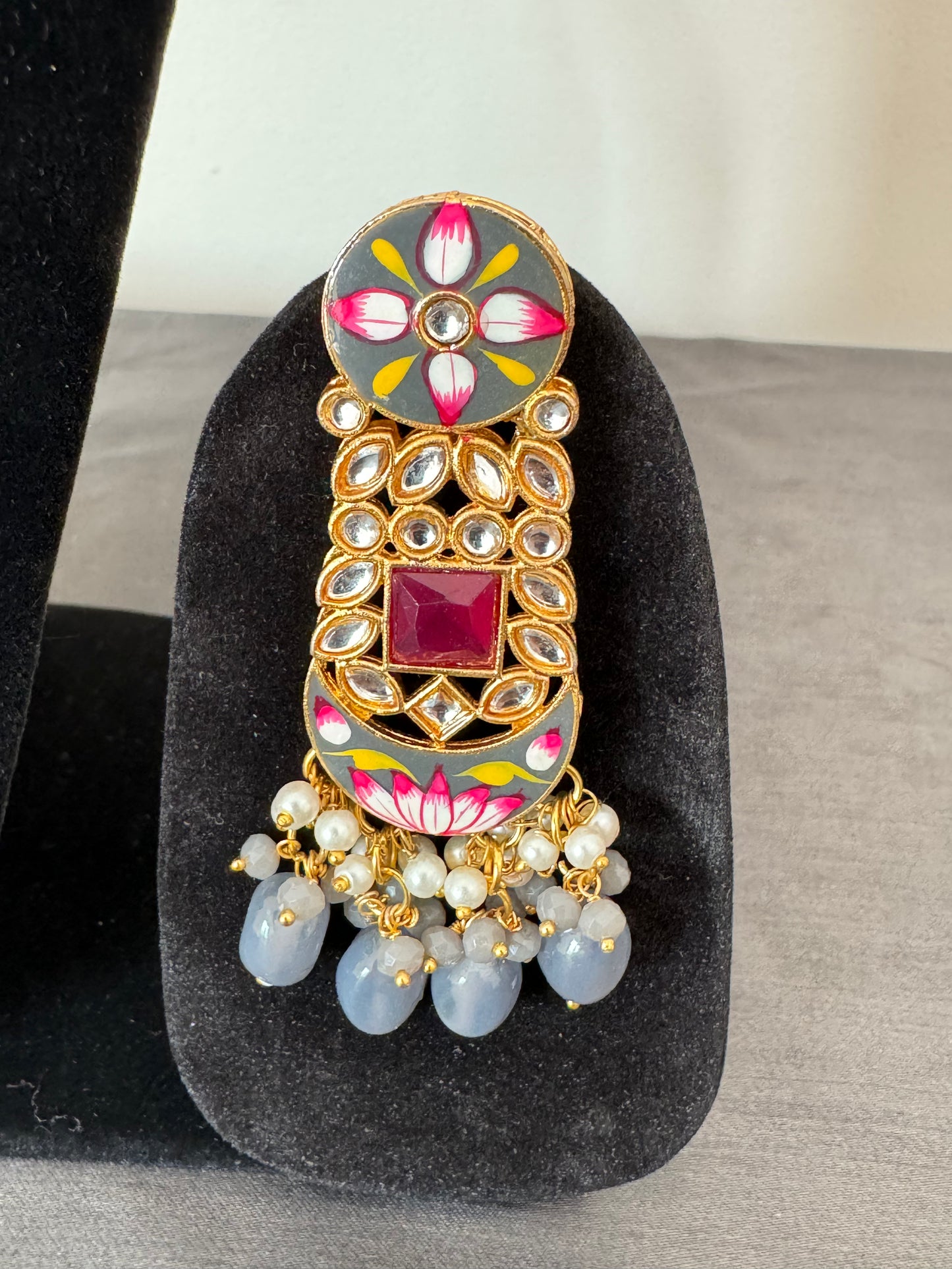 kundan and minakari grey and red bridal chocker set with earrings and mang-tika