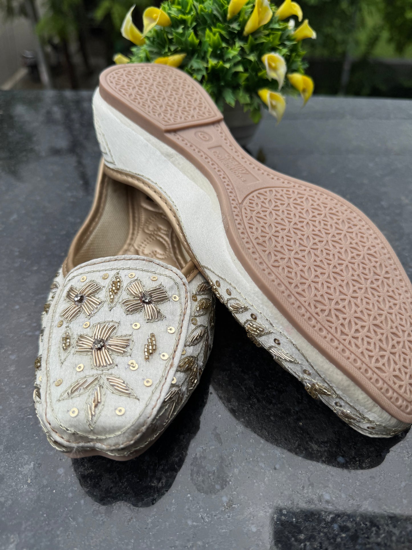 jutis for women