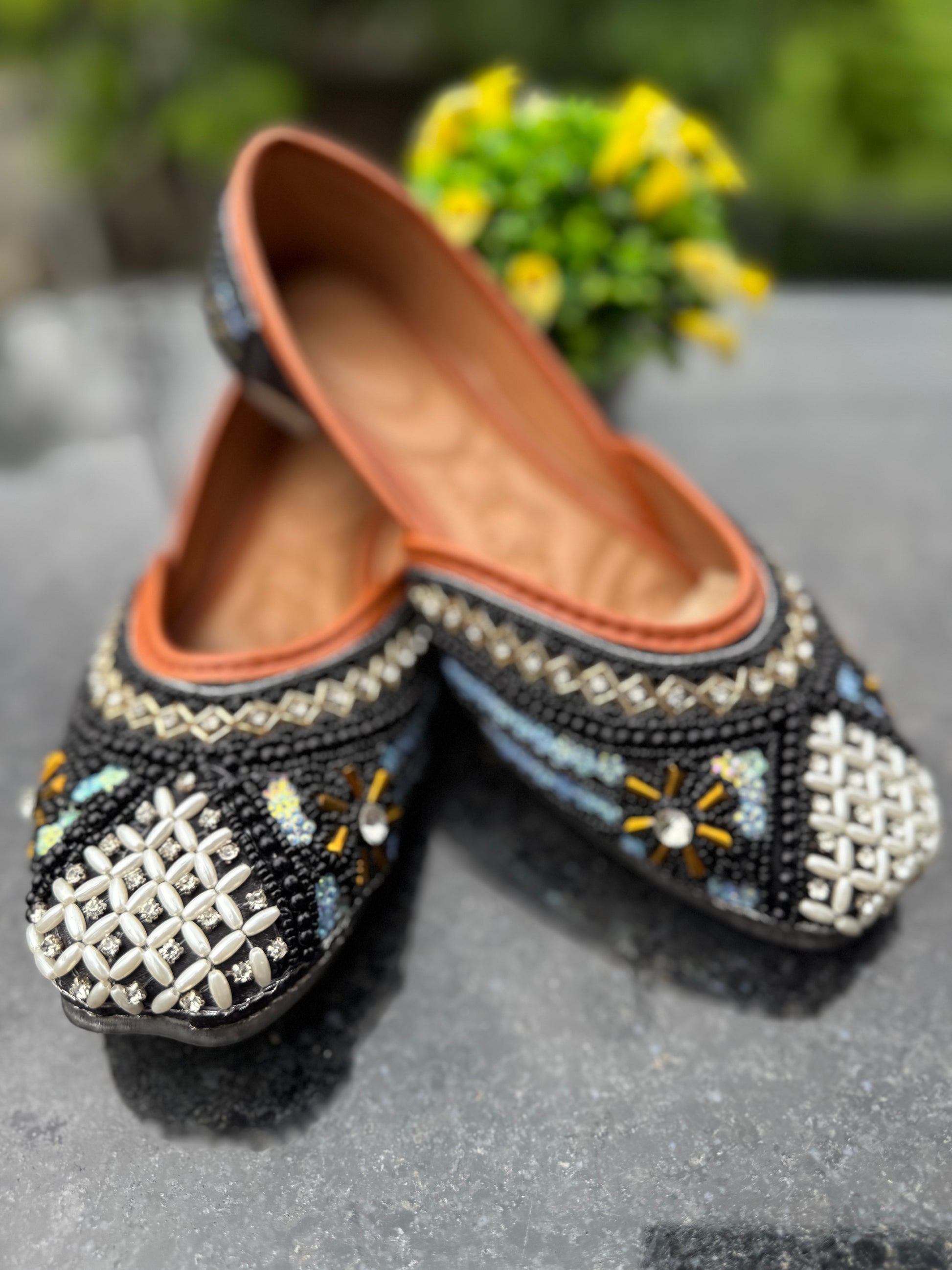 designer Punjabi juttis online