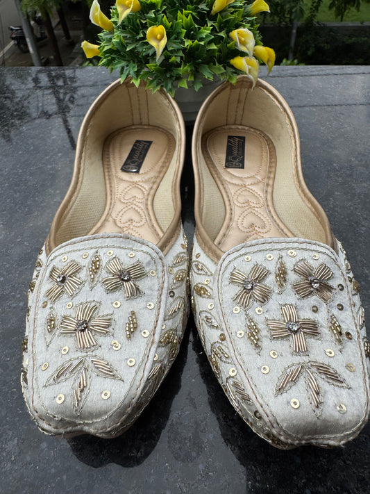 jutis for women